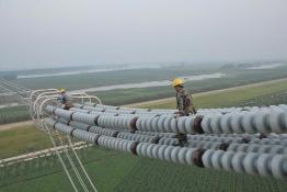 烈日下走百萬(wàn)伏級(jí)特高壓線的“蜘蛛俠”