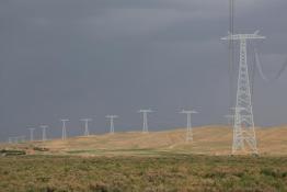 哈密-鄭州±800千伏直流工程寧夏段附件安裝工作開(kāi)始