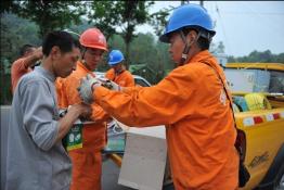 爭(zhēng)分奪秒為受災(zāi)群眾 送去光明點(diǎn)亮希望