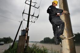 國網(wǎng)情 心相連---電力沖鋒舟挺進(jìn)北川老縣城