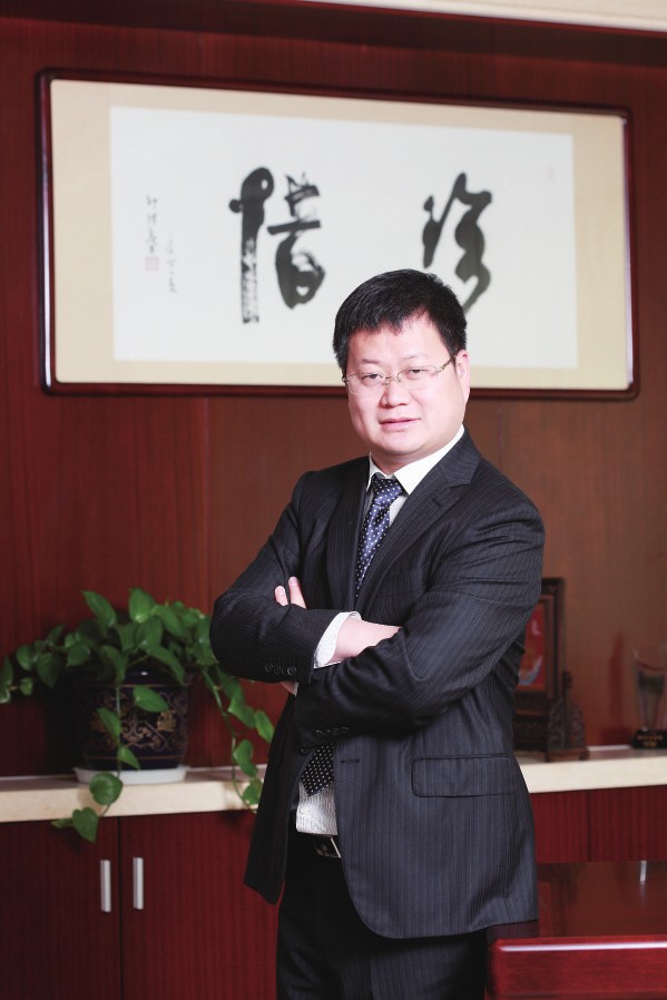 9年前，鄒承慧站在江陰華士鎮(zhèn)華西村的一間荒廢車間門口，帶著13名員工，前途充滿未知。9年后，鄒承慧率領下的愛康資產(chǎn)已超百億，創(chuàng)造了一系列的全國乃至世界之最—太陽能鋁邊框產(chǎn)品占全球市場份額20%，居世界第一，光伏安裝支架系統(tǒng)產(chǎn)品占全國市場份額15%，居全國行業(yè)第一。光伏發(fā)電規(guī)模居全國非公有制企業(yè)發(fā)電前列。