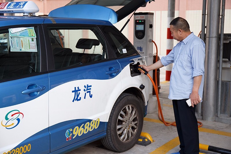 南方電網(wǎng)投運全國首個“變電站+充電站”