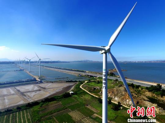 正在運(yùn)行中的風(fēng)力發(fā)電機(jī)?！⊥鯑|明 攝