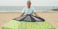 一款可提供充電的太陽能傘 度假再也不用擔心手機沒電了