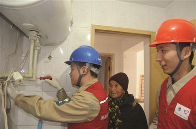 3月4日，值“向雷鋒同志學(xué)習(xí)”紀(jì)念日到來(lái)之際，南京浦口供電營(yíng)業(yè)部組織“紅馬甲”青年志愿服務(wù)隊(duì)員一行4人來(lái)到浦口區(qū)江浦街道新河社區(qū)，開(kāi)展以“志愿服務(wù)進(jìn)社區(qū)寧電春風(fēng)暖人心”為主題的學(xué)雷鋒服務(wù)活動(dòng)，上門(mén)為殘疾人、孤寡老人等弱勢(shì)群體義務(wù)檢修線路、排除隱患、宣傳安全用電常識(shí)。圖為服務(wù)隊(duì)員為80周歲的孤寡老人竇文華維修電熱水器插座、照明燈具。趙瑞斌張瑋