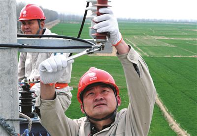 盱眙是蘇北農(nóng)業(yè)大縣，為更好地做好春耕春種用電服務(wù)工作，3月份以來(lái)，盱眙縣供電公司組織員工對(duì)該縣19個(gè)鄉(xiāng)鎮(zhèn)615個(gè)電灌站設(shè)備、線路進(jìn)行巡視，消除避雷器損壞、電桿傾斜、變壓器缺油等缺陷45個(gè)，當(dāng)好農(nóng)民春耕春種后勤兵。圖為3月5日盱眙縣供電公司兩名員工為該縣鐵佛鎮(zhèn)李圩村電灌站更換避雷器。