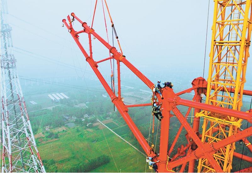 吊裝長江大跨越鐵塔橫擔(dān)