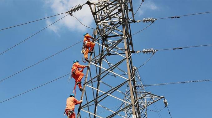 檢修線路 保證電網(wǎng)安全運行