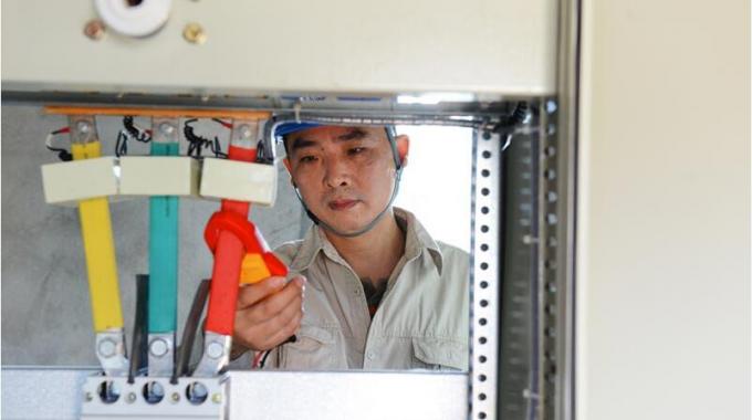 空氣源熱泵供暖養(yǎng)豬示范點送電成功