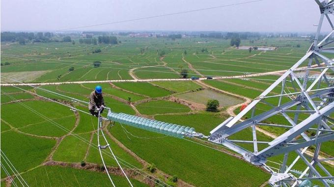 高空架設(shè)電力“大動(dòng)脈”確保秋糧豐產(chǎn)豐收