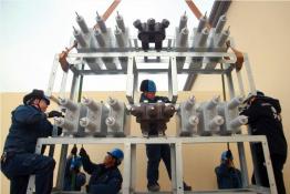 國網(wǎng)濟(jì)源供電公司改造設(shè)備，精益運(yùn)維