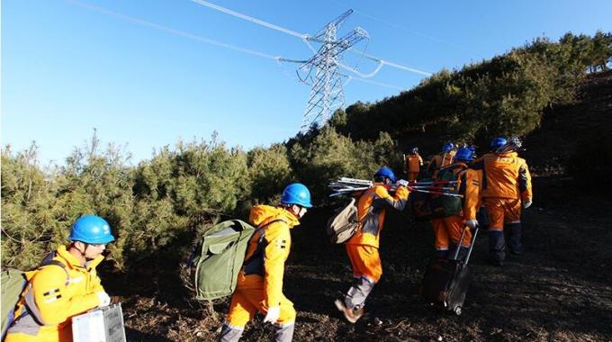 春節(jié)堅(jiān)守崗位 “銀色蜘蛛俠”成功挑戰(zhàn)世界最高等級(jí)帶電作業(yè)