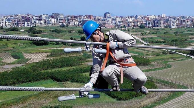 高空作業(yè)線路體檢 確?？煽抗╇? /></a>
				<span>高空作業(yè)線路體檢 確保可靠供電</span>
			</li>
			<li>
				<a href=