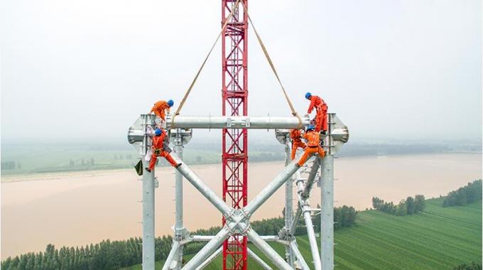山東特高壓落地工程黃河大跨越展開(kāi)鐵塔組立