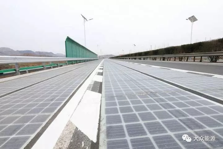 漲知識(shí)！高速公路上汽車怎么邊跑邊？