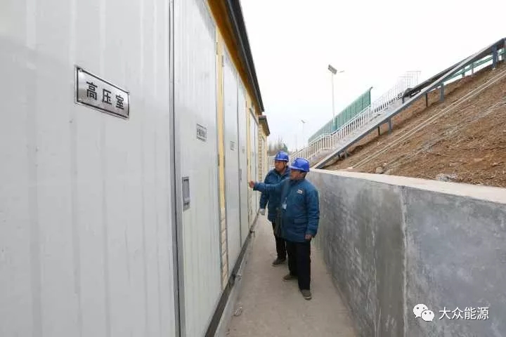 漲知識(shí)！高速公路上汽車怎么邊跑邊？