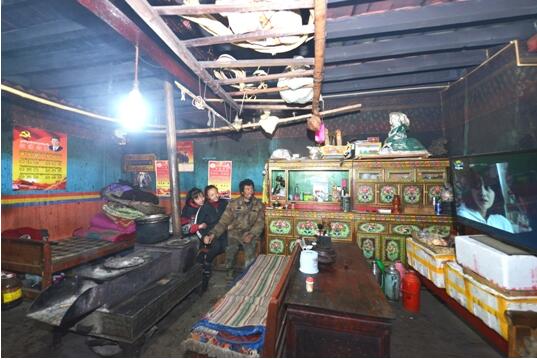 玉麥鄉(xiāng)村民巴桑在家享受著通大網(wǎng)電后的生活