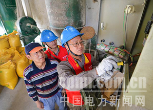 中國(guó)電力新聞網(wǎng)訊 通訊員 毛強(qiáng) 報(bào)道 近日，湖北武漢漢南區(qū)供電公司員工主動(dòng)放棄假期休息時(shí)間，來(lái)到農(nóng)村養(yǎng)殖戶家中，為其檢修飼料加工設(shè)備，服務(wù)農(nóng)村群眾增收致富。