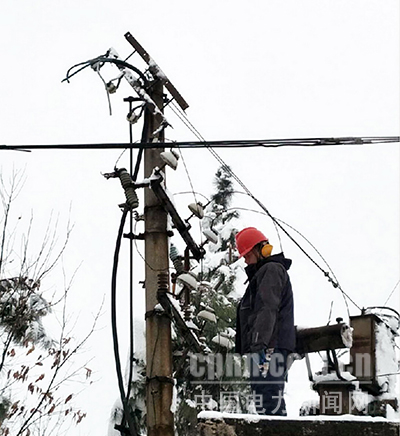 固始供電:抗暴雪搶修電力