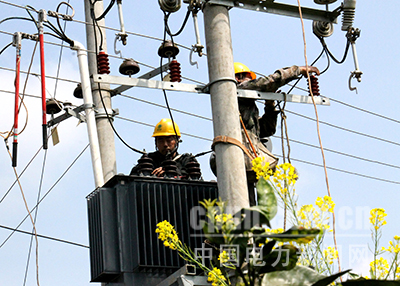 保靖供電:檢修電力設(shè)備保春耕