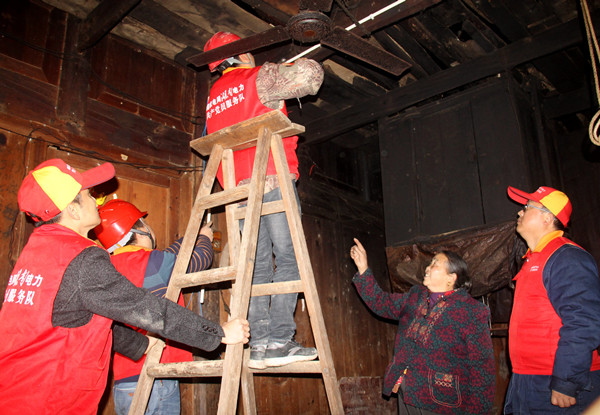 保靖供電:為貧困戶檢修線路