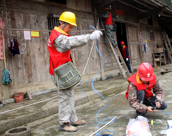 保靖供電:為貧困戶檢修線路