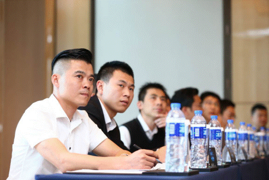 2018云度新能源汽車經(jīng)銷商年會(huì)順利召開