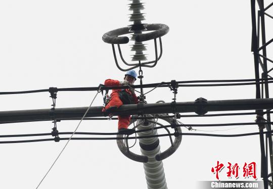 圖為電力工人在70多米高空作業(yè)，為特高壓復(fù)奉線重慶段進(jìn)行八年來(lái)首次大修?！≈芤?攝
