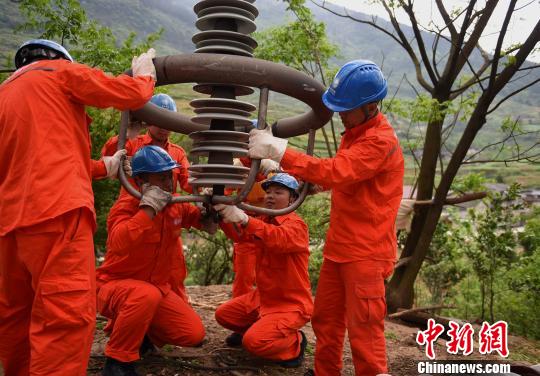 圖為電力工人首次在特高壓復(fù)奉線重慶段開展整串絕緣子串更換工作?！≈芤?攝