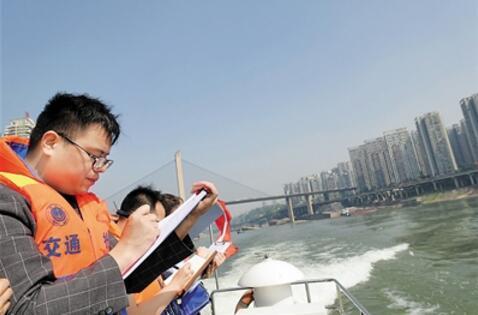 重慶環(huán)保督察組“兩江游” 岸邊排放口排放是否達(dá)標(biāo)？