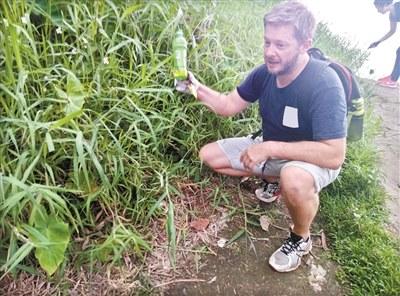 客家洋女婿的環(huán)保夢 撿垃圾運動無形中影響圍觀者