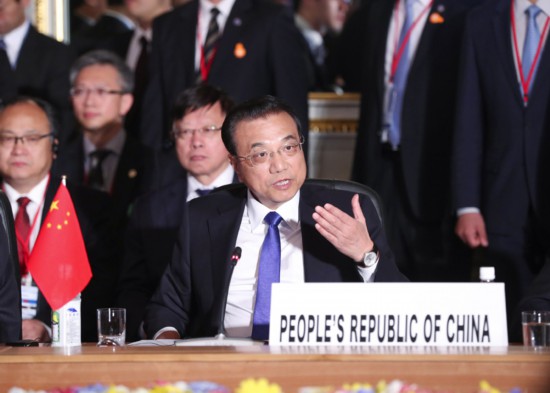 當(dāng)?shù)貢r間5月9日上午，李克強(qiáng)總理在出席中日韓領(lǐng)導(dǎo)人會議時表示，亞洲國家數(shù)量眾多，發(fā)展水平差異較大。中日韓發(fā)展走在亞洲前列，應(yīng)集聚三方優(yōu)勢，通過“中日韓+X”模式，在產(chǎn)能合作、減貧、災(zāi)害管理、節(jié)能環(huán)保等領(lǐng)域?qū)嵤┞?lián)合項(xiàng)目，發(fā)揮三方在裝備、技術(shù)、資金、工程建設(shè)等方面的各自優(yōu)勢，共同開拓第四方甚至多方市場，帶動和促進(jìn)本地區(qū)國家實(shí)現(xiàn)更好更快發(fā)展。