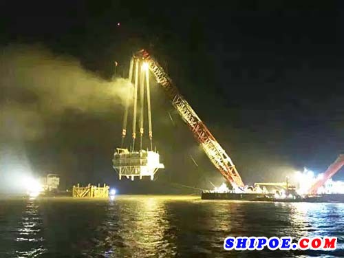 振華重工成功完成國內(nèi)最大海上風(fēng)場首座升壓站吊裝