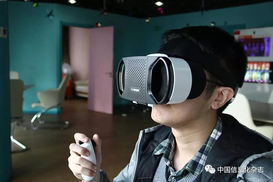 發(fā)展智能信息產(chǎn)業(yè)，深化產(chǎn)業(yè)融合