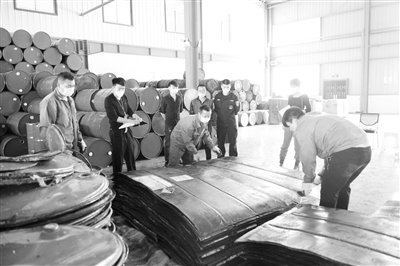 臨安環(huán)保、公安一舉查獲山坳中70余噸危廢，刑拘4人