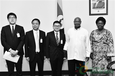 烏干達總統(tǒng)接見溫商張鵬飛 邀泰昌集團參與當?shù)仉娏ㄔO(shè)