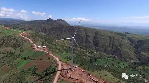 華電在川首臺風(fēng)力發(fā)電機(jī)吊裝成功