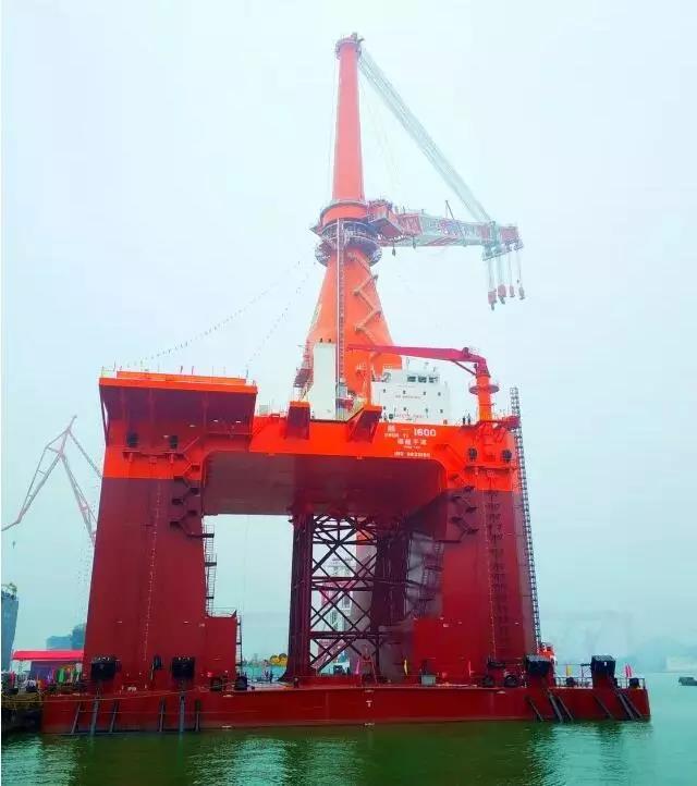 可抗16級(jí)臺(tái)風(fēng)、服務(wù)10MW海上風(fēng)機(jī)！全球首制深潛坐底多功能風(fēng)電工程船交付