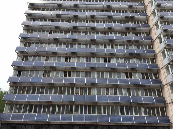 “高能”!北交大一宿舍樓外墻“爬滿”太陽能板