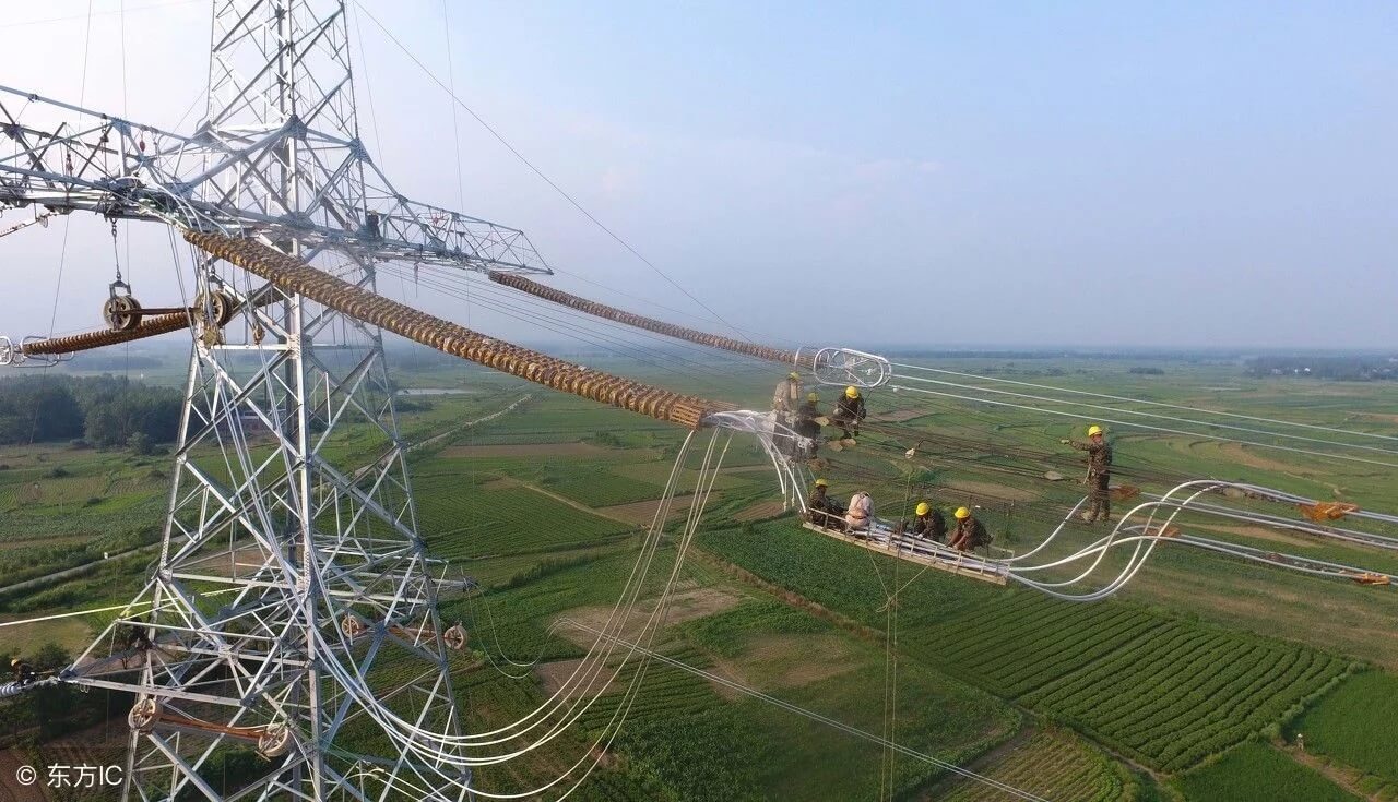 中國(guó)特高壓電網(wǎng)工人100多米高空作業(yè)令人驚心動(dòng)魄【圖說(shuō)】
