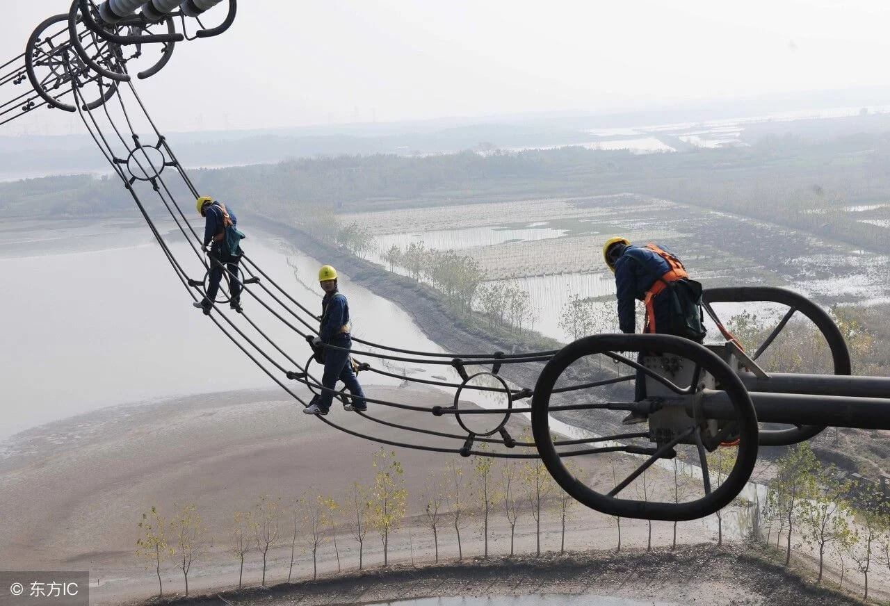 中國特高壓電網(wǎng)工人100多米高空作業(yè)令人驚心動魄【圖說】
