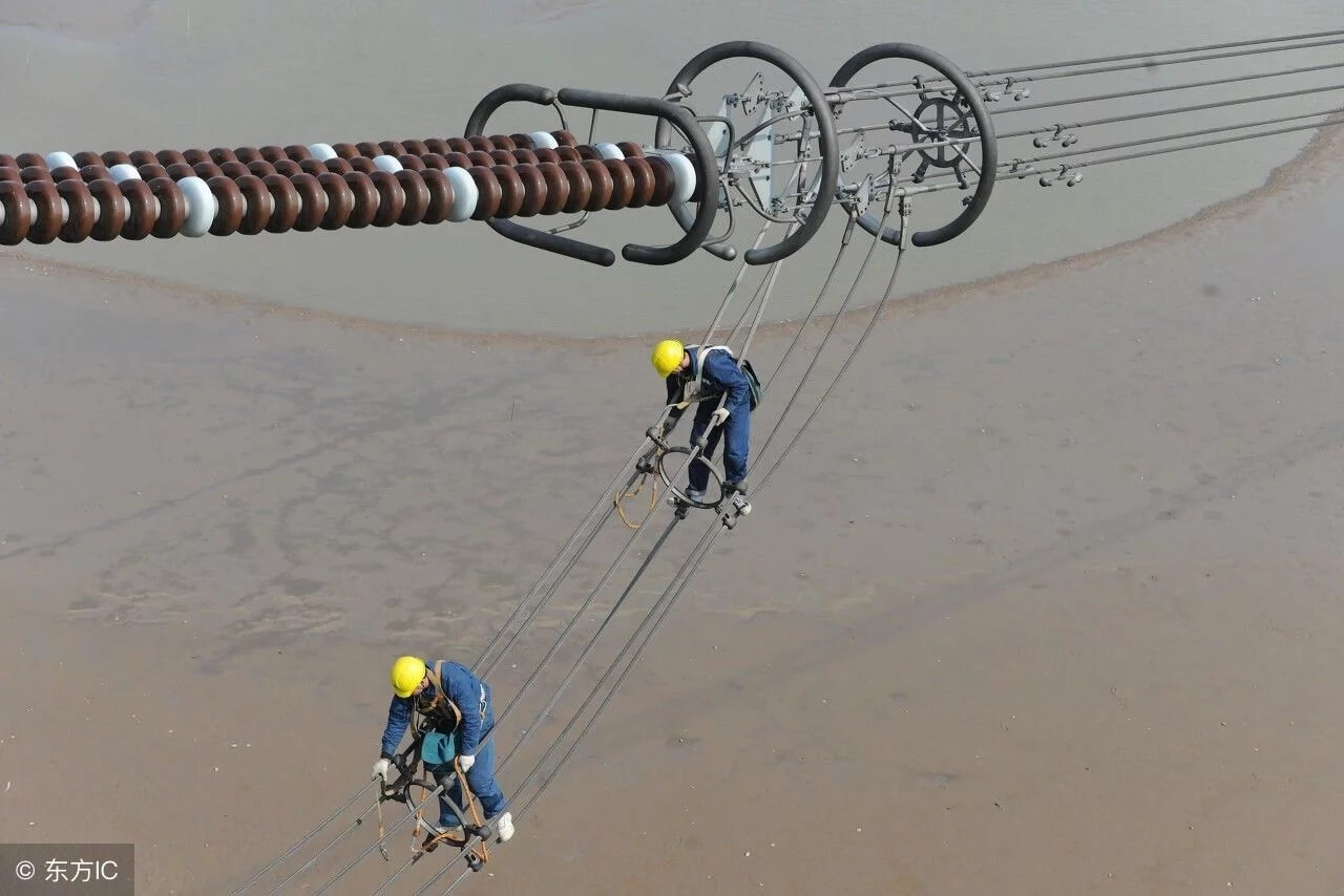 中國特高壓電網(wǎng)工人100多米高空作業(yè)令人驚心動魄【圖說】