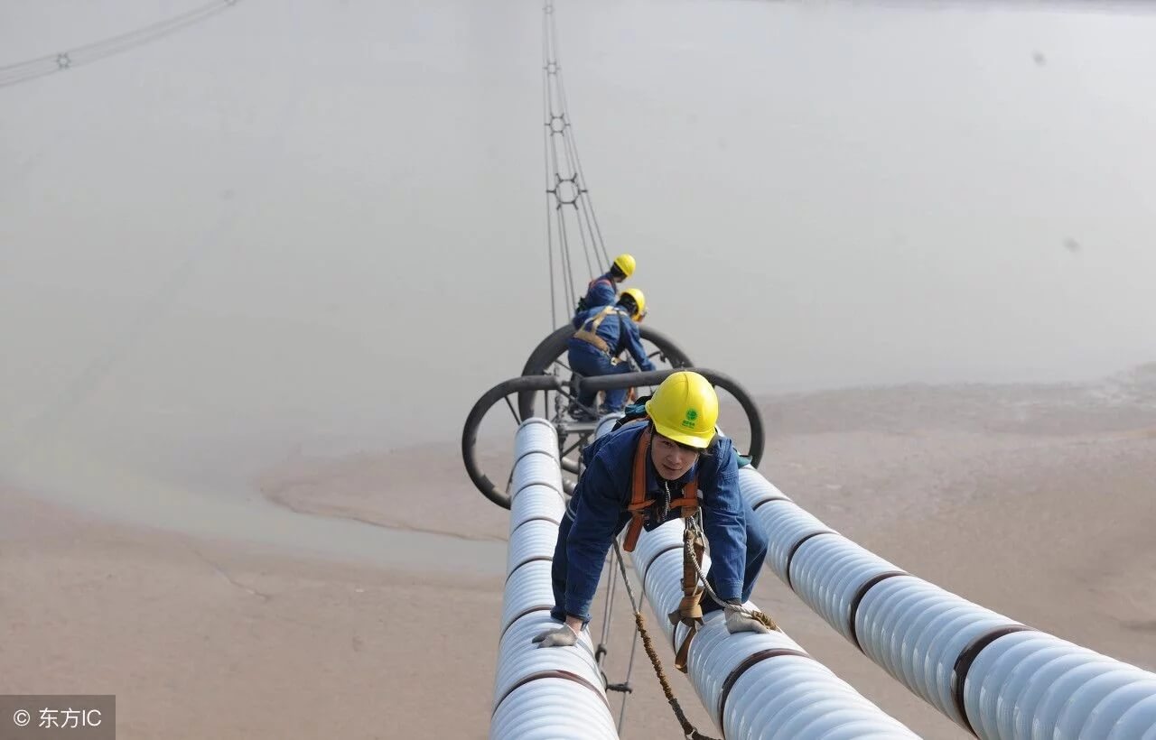 中國特高壓電網(wǎng)工人100多米高空作業(yè)令人驚心動魄【圖說】