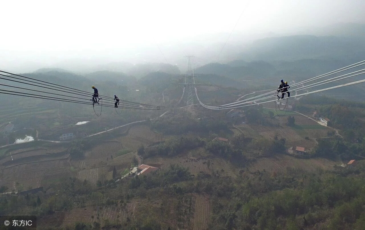 中國特高壓電網(wǎng)工人100多米高空作業(yè)令人驚心動魄【圖說】