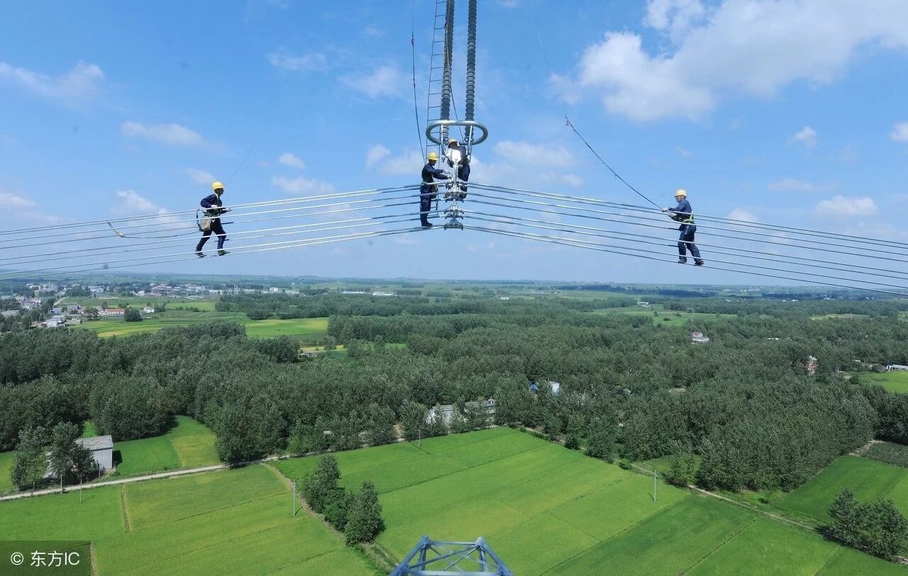 中國特高壓電網(wǎng)工人100多米高空作業(yè)令人驚心動魄【圖說】
