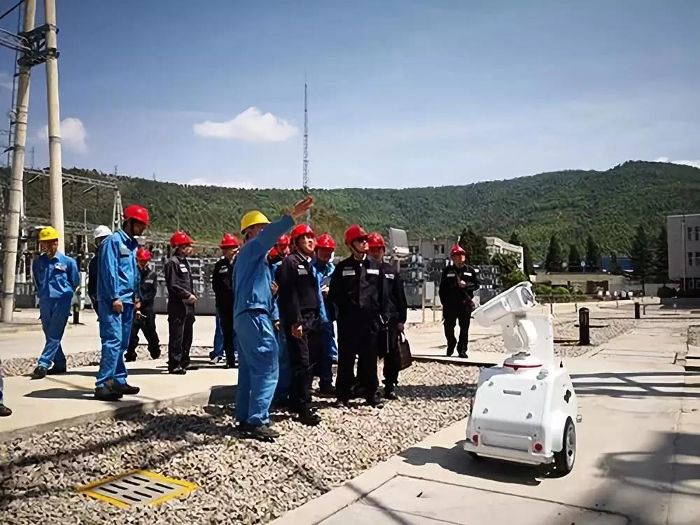 用智能新技術(shù)釋放變電運(yùn)行人力資源 ——昆明供電局積極推廣應(yīng)用變電站智能巡維機(jī)器人
