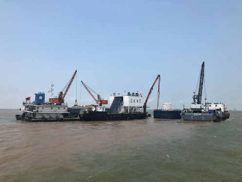 與臺(tái)風(fēng)“插肩而過(guò)”！臨港風(fēng)電一期工程首個(gè)風(fēng)機(jī)基礎(chǔ)平臺(tái)搶澆完成