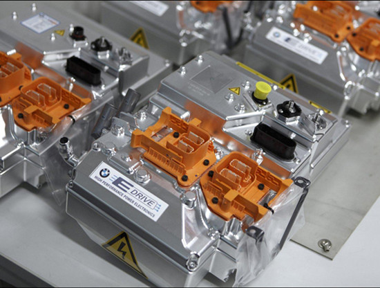 中國(guó)新能源汽車發(fā)展迅猛 動(dòng)力鋰電池需求旺盛