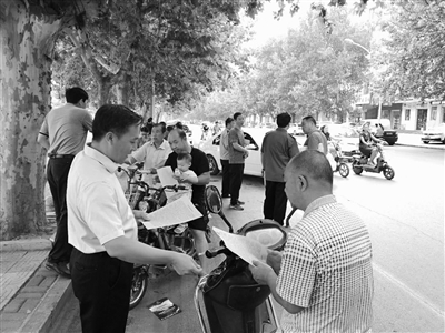 臨漳縣領(lǐng)導(dǎo)向群眾發(fā)放舉報(bào)明白紙，鼓勵(lì)公眾參與環(huán)境保護(hù)監(jiān)督管理