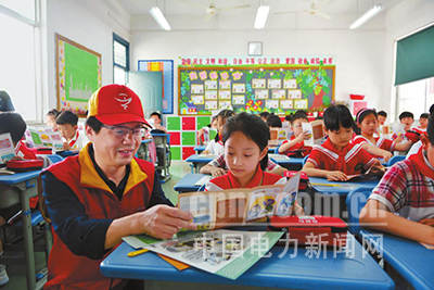 近日，浙江富陽供電公司紅船共產(chǎn)黨員服務隊走進校園，隊員們用自制的用電教具，簡單易懂地向孩子們介紹電力常識和安全用電方法，增強孩子們的自我保護意識。